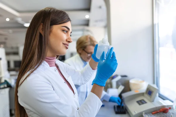 Kvinde Medicinsk Forskning Videnskabsmand Ser Biologiske Prøver Før Analyserer Det - Stock-foto