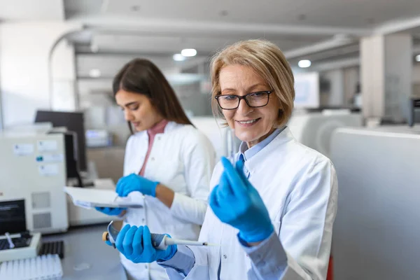 Modern Medical Research Laboratory Female Scientist Working Micro Pipette Using — Stock Photo, Image