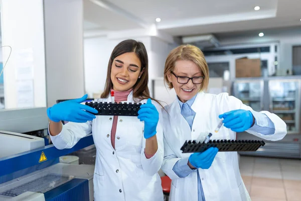 Δύο Επιστήμονες Εργάζονται Στο Εργαστήριο Νεαρή Γυναίκα Ερευνητής Και Ανώτερο — Φωτογραφία Αρχείου
