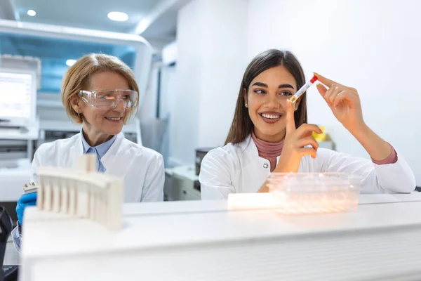 Nærbillede Ung Læge Biokemi Der Analyserer Holder Reagensglas Med Prøve - Stock-foto