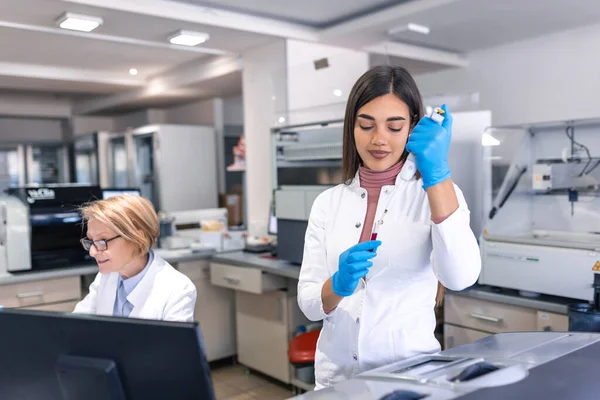 Laboratório Pesquisa Médica Moderna Cientista Feminina Trabalhando Com Micro Pipeta — Fotografia de Stock