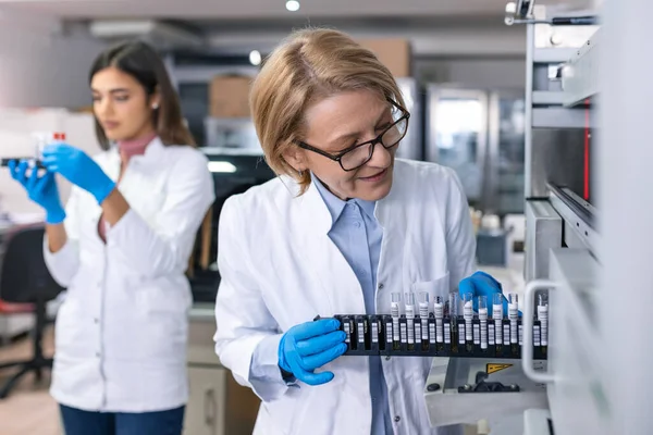 Close Vrouwelijke Research Scientist Neemt Reageerbuis Met Bloedmonster Voordat Medische — Stockfoto