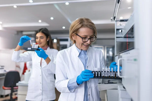 Kvinde Research Scientist Sætte Testrør Med Blodprøver Analyzer Medical Machine - Stock-foto