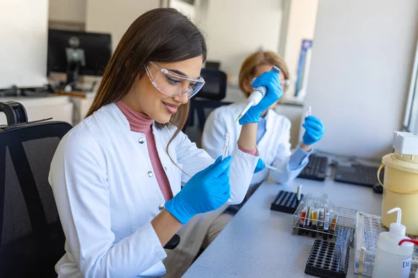 Εργαστήριο Σύγχρονης Ιατρικής Έρευνας Γυναίκα Επιστήμονας Εργάζεται Micro Pipette Αναλύοντας — Φωτογραφία Αρχείου