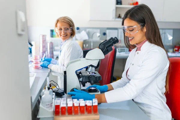 Shot Beautiful Female Scientist Looking Microscope Woman Microbiologist Working Molecule — Stock Photo, Image