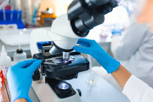 Investigadora Científica Está Analizando Una Muestra Microscopio Laboratorio Microbiología Laboratorio — Foto de Stock