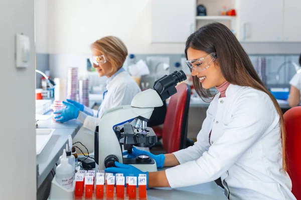 Female Research Scientist Analysing Sample Her Microscope Microbiology Lab Lab — Stock Photo, Image