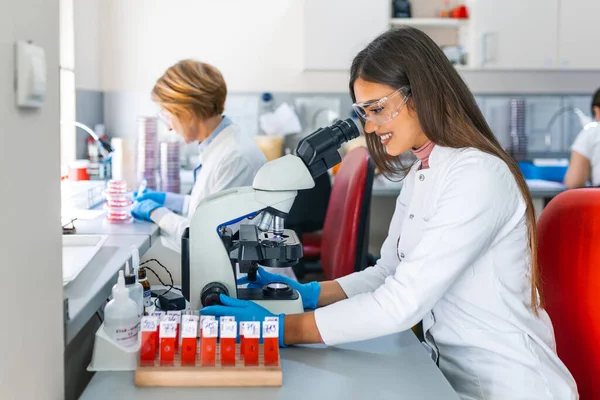 Tiro Uma Bela Cientista Olhando Para Microscópio Microbiólogo Mulher Trabalhando — Fotografia de Stock