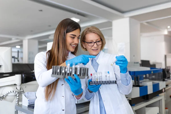 Female Research Scientist Holds Test Tubes Blood Samples Puting Them — Stock Photo, Image