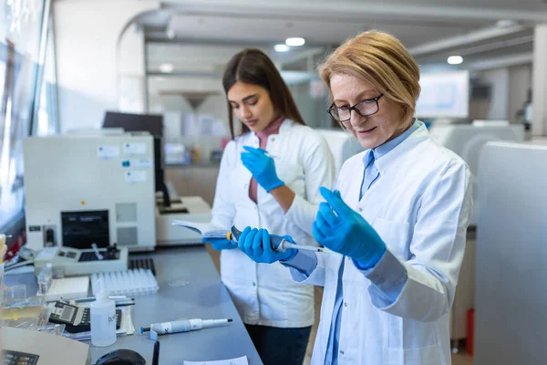 Modern Tıbbi Araştırma Laboratuvarı Mikro Pipette Ile Çalışan Kadın Bilim — Stok fotoğraf