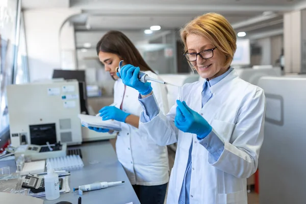 Modern Medical Research Laboratory Female Scientist Working Micro Pipette Using — Stock Photo, Image