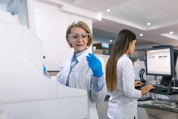 Two Research Scientists Talking Programming Medical Equipment Tests Team Professionals — Stock Photo, Image