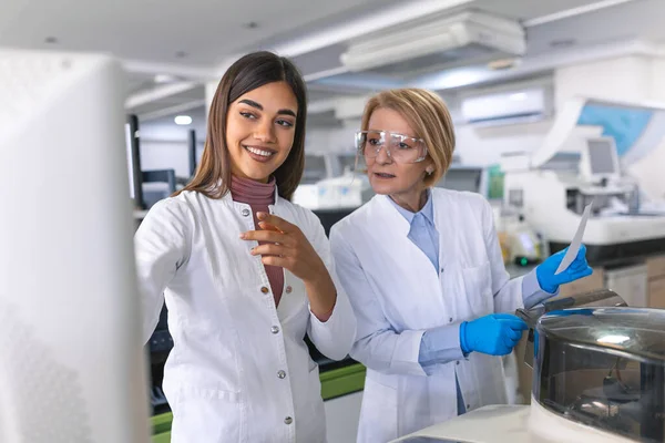 Bio Technological Laboatory Female Research Scientist Analyzuje Zkumavku Lékařském Stroji — Stock fotografie