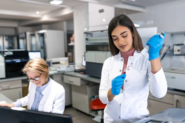 现代医学研究实验室 女科学家与微型管道一起工作 使用数字表格进行测试样本分析 生物技术发展高级科学实验室 — 图库照片