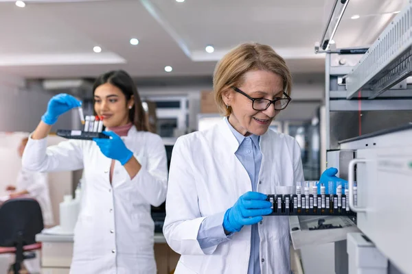 Laboratory Female Scientist Inspects Medical Equipment Analyzing Test Tube Blood — Stock Photo, Image