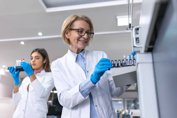 Στο Εργαστήριο Γυναίκα Επιστήμονας Ελέγχει Ιατρικό Εξοπλισμό Αναλύοντας Σωλήνα Δοκιμής — Φωτογραφία Αρχείου