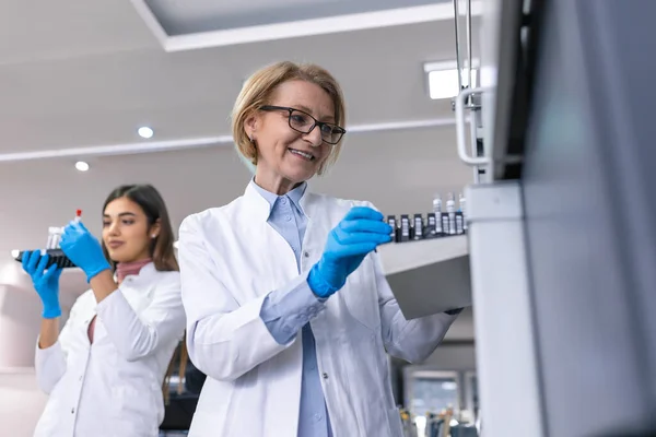 Close Female Research Scientist Takes Test Tube Blood Sample Putting — Stock Photo, Image