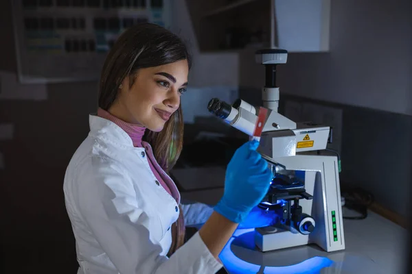 Επιστήμονας Γυαλιά Κοιτάζοντας Ένα Petri Dish Γενετικά Τροποποιημένο Δείγμα Χημικών — Φωτογραφία Αρχείου