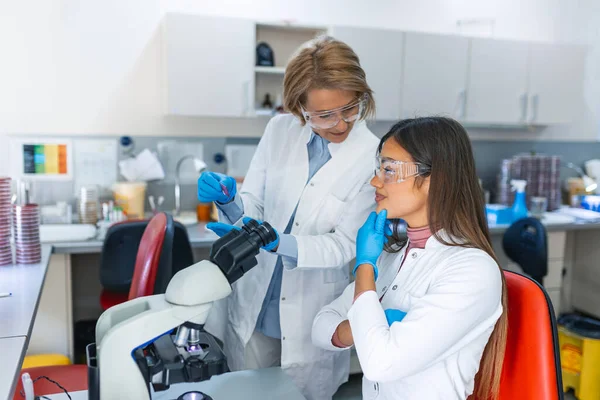 Laboratorium Rozwoju Medycznego Biała Kobieta Naukowiec Patrząc Pod Mikroskopem Analizuje — Zdjęcie stockowe