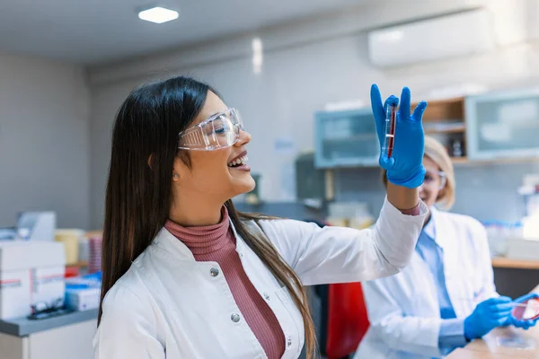 Forskare Som Håller Petriskål Med Bakteriekloner Kvinnlig Laboratorietekniker Som Arbetar — Stockfoto
