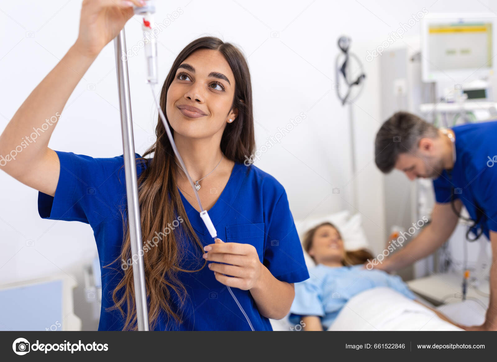 Mavi Önlük Giymiş Genç Kadın Anestezi Uzmanı Serumu Hastane Odasına stok  fotoğrafçılık ©royalty, telifsiz resim #661522846