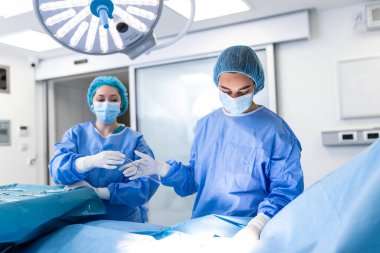 Ameliyat odasında vuruldu, Asistan Operasyon sırasında Cerrahlara Cihazları Verdi. Cerrahlar ameliyat yapıyor. Profesyonel Tıp Doktorları Ameliyat Yapıyor.