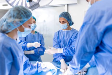 Ameliyat ekibi modern işlemi tiyatro, birlikte bir cerrahi ameliyathane sırasında çalışan hekimlerin bir ameliyat sırasında bir hastanın konsantre hekimlerin ameliyat,