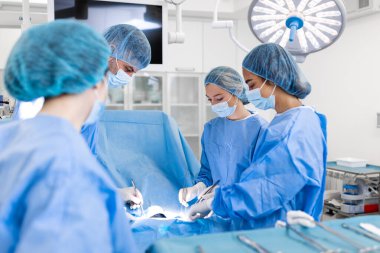 Acil cerrahi. Hastanın duran ve hayatını kurtaran süre bir işlem profesyonel akıllı akıllı cerrahlar