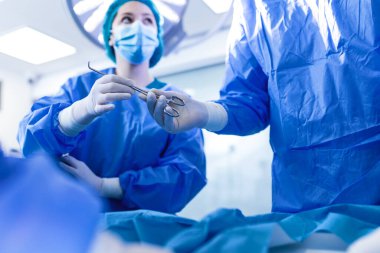 Ameliyathanede Düşük Açı Vuruşu, Ameliyat sırasında Cerrahlara Alet Verme. Cerrahlar ameliyat yapıyor. Profesyonel Tıp Doktorları Ameliyat Yapıyor.