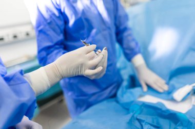 Ameliyat odasında vuruldu, Asistan Operasyon sırasında Cerrahlara Cihazları Verdi. Cerrahlar ameliyat yapıyor. Profesyonel Tıp Doktorları Ameliyat Yapıyor.