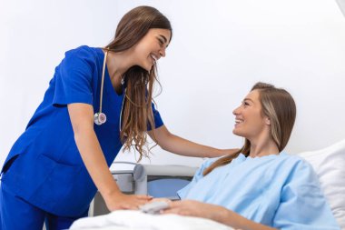 Kadın doktor servisi, hastayla konuşma ve danışma konusunda ve hastanede sağlık hizmetleri ekspres güven konseptiyle buluşmada el ele tutuşmada yardımcı oluyor. Sağlık ve İlaç