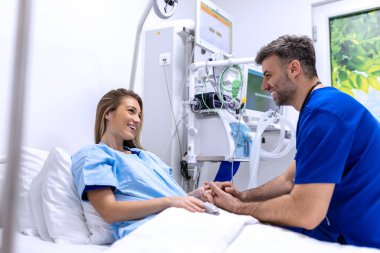 Profesyonel doktor konsepti hastane yatağında hastaya danışmanlık ve konforlu konsept sağlıktır. Doktor ya da hemşire hastanın elini tutup onu rahatlatıyor.