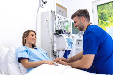 Hastanede yatan bir kadın, doktor onu kontrol ederken yatıyordu. Genç bir hastayı hastane odasında muayene eden bir erkek doktor. Hastanede bir hastayı teselli eden bir doktor.
