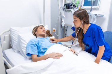 Profesyonel doktor konsepti hastane yatağında hastaya danışmanlık ve konforlu konsept sağlıktır. Doktor ya da hemşire hastanın elini tutup onu rahatlatıyor.