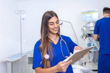 Tıbbi profesyoneller hasta odasında duruyor. Sağlık koruma kavramı. Başarılı bir tıp ekibi hastalarla ilgileniyor..