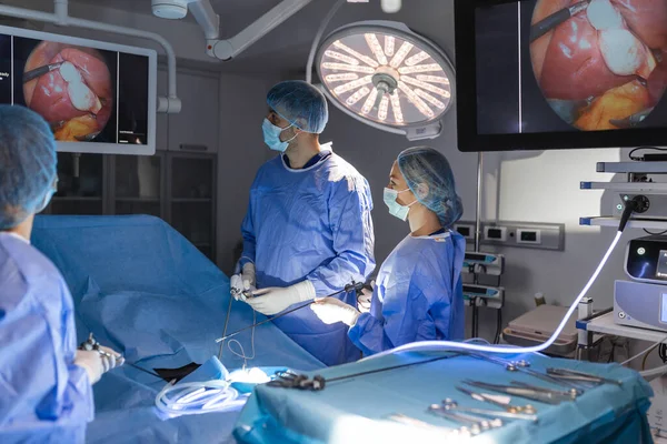 Процес Операції Гінекологічній Хірургії Використанням Лапароскопічного Обладнання Група Хірургів Операційної — стокове фото