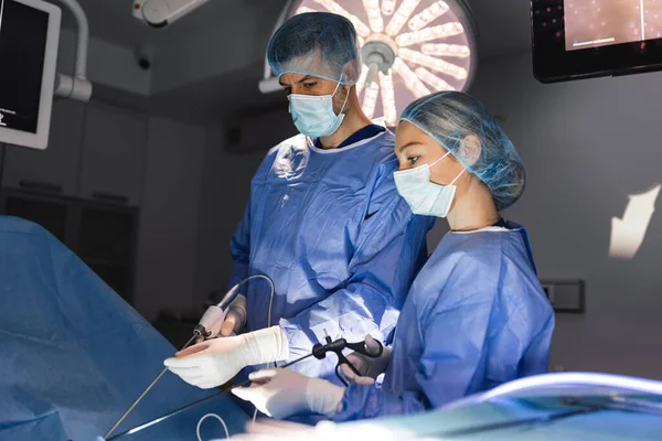 Three Surgeons Doing Laparoscopic Surgery Doctors Looking Image Monitor Medicine — Stock Photo, Image