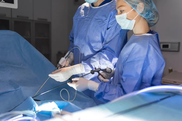 Back View Surgeons Team Looks Monitors While Preforming Operation Hospital — Stock Photo, Image