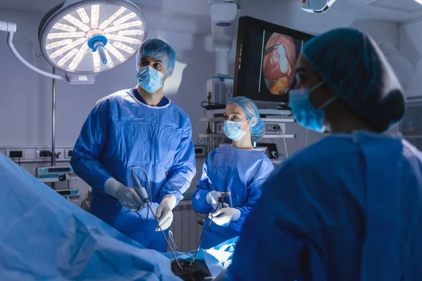 외과의 가복강경 수술을 합니다 의사들은 모니터로 이미지를 봅니다 의료의 컴퓨터 — 스톡 사진