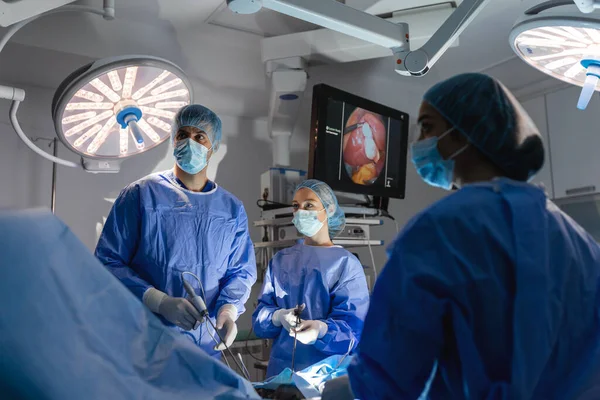 Three Surgeons Doing Laparoscopic Surgery Doctors Looking Image Monitor Medicine — Stock Photo, Image