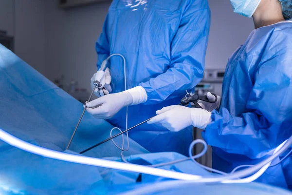 Tres Cirujanos Haciendo Cirugía Laparoscópica Médicos Mirando Imagen Monitor Concepto — Foto de Stock