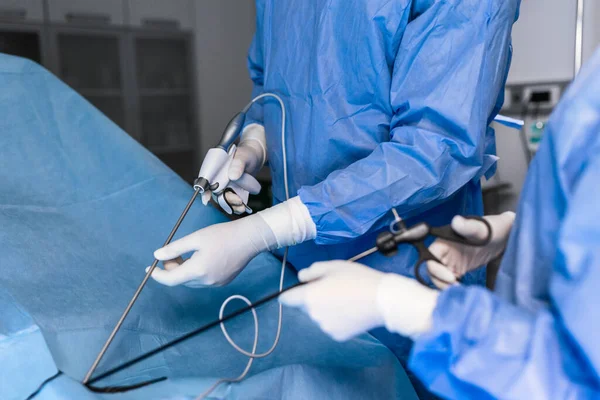 Cirurgião Está Esconder Instrumento Abdómen Paciente Cirurgião Está Fazer Uma — Fotografia de Stock