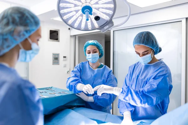 Girato Sala Operatoria Assistente Mani Fuori Strumenti Chirurghi Durante Funzionamento — Foto Stock