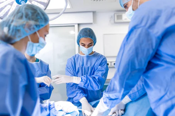 Tourné Dans Salle Opération Assistant Distribue Des Instruments Aux Chirurgiens — Photo