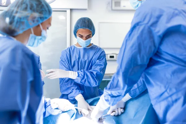 수술이요 수술실에 장비를 의사들이 있습니다 의학적 선택적 수술중에 일하는 외과의사 — 스톡 사진