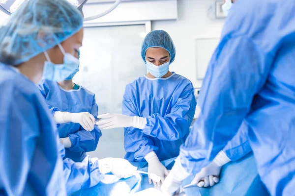 Χειρουργική Ομάδα Εκτέλεση Χειρουργικής Επέμβασης Σύγχρονη Λειτουργία Θέατρο Ομάδα Γιατρών — Φωτογραφία Αρχείου