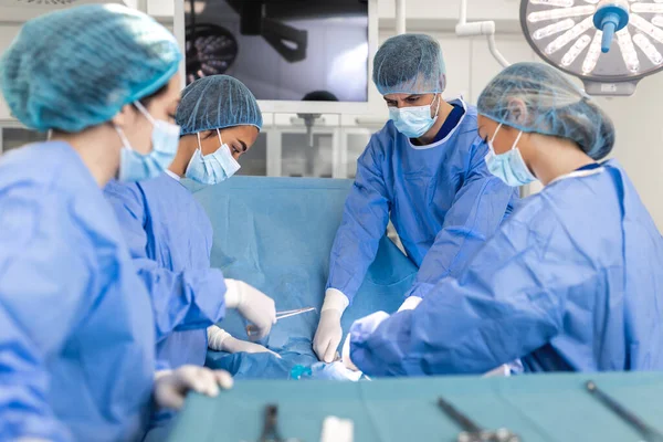 Cirujanos Operando Quirófano Cirujanos Masculinos Femeninos Operando Paciente Los Profesionales — Foto de Stock