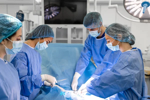 Squadra Chirurghi Professionisti Assistenti Infermieri Che Eseguono Interventi Chirurgici Invasivi — Foto Stock