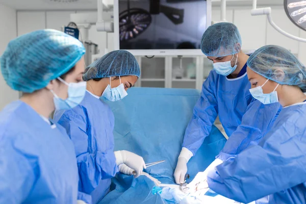 Squadra Medica Che Esegue Operazione Gruppo Chirurghi Lavoro Sala Operatoria — Foto Stock