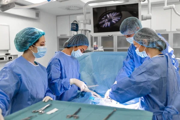 Chirurghi Sala Operatoria Chirurghi Uomini Donne Sala Operatoria Professionisti Medici — Foto Stock